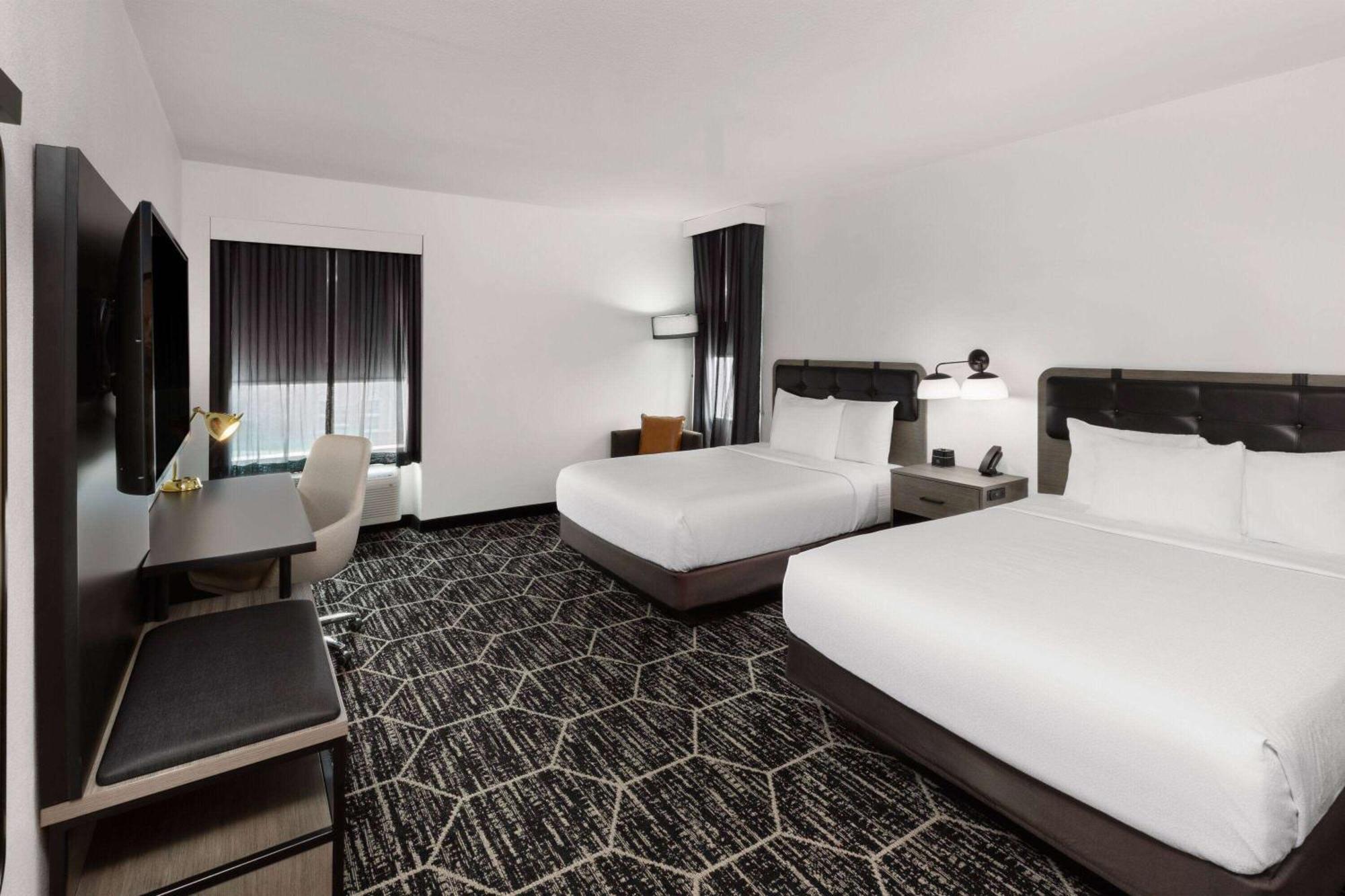 La Quinta & By Wyndham Parmer Tech Ridge Hotel *