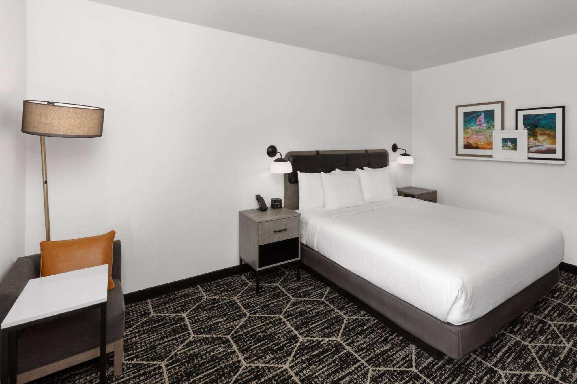 Hotel La Quinta & By Wyndham Parmer Tech Ridge *