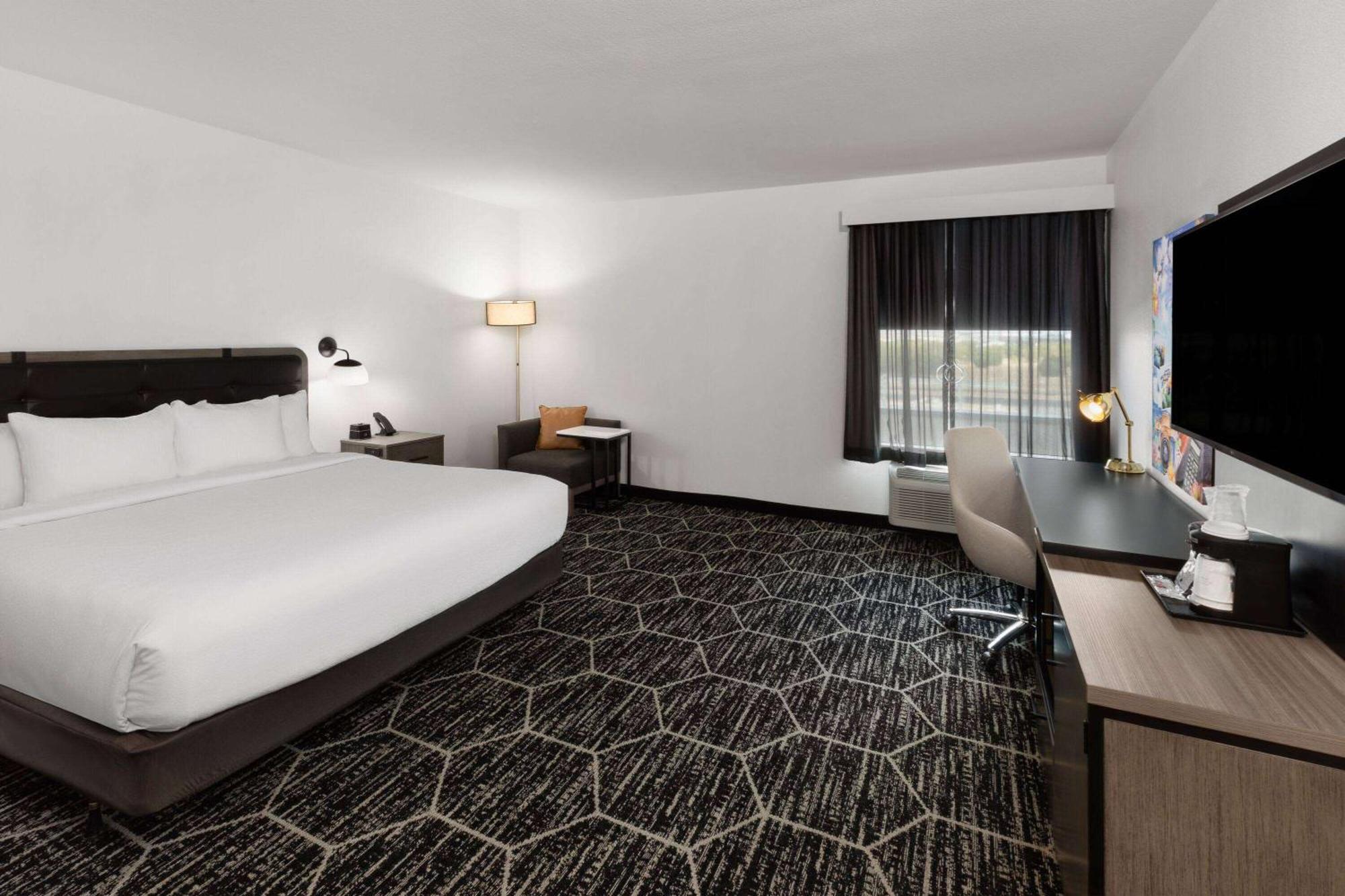 Hotel La Quinta & By Wyndham Parmer Tech Ridge