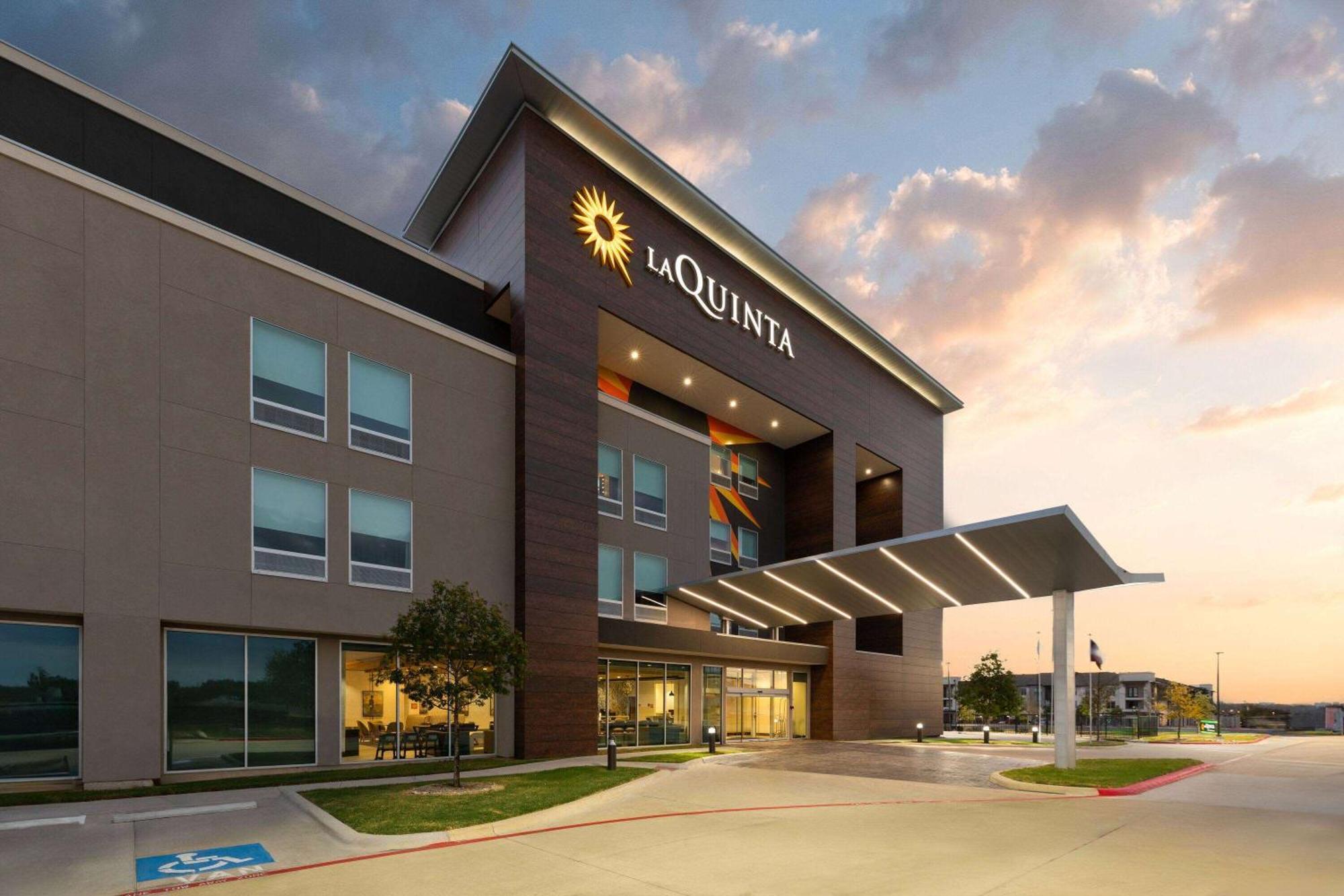 La Quinta & By Wyndham Parmer Tech Ridge Hotel