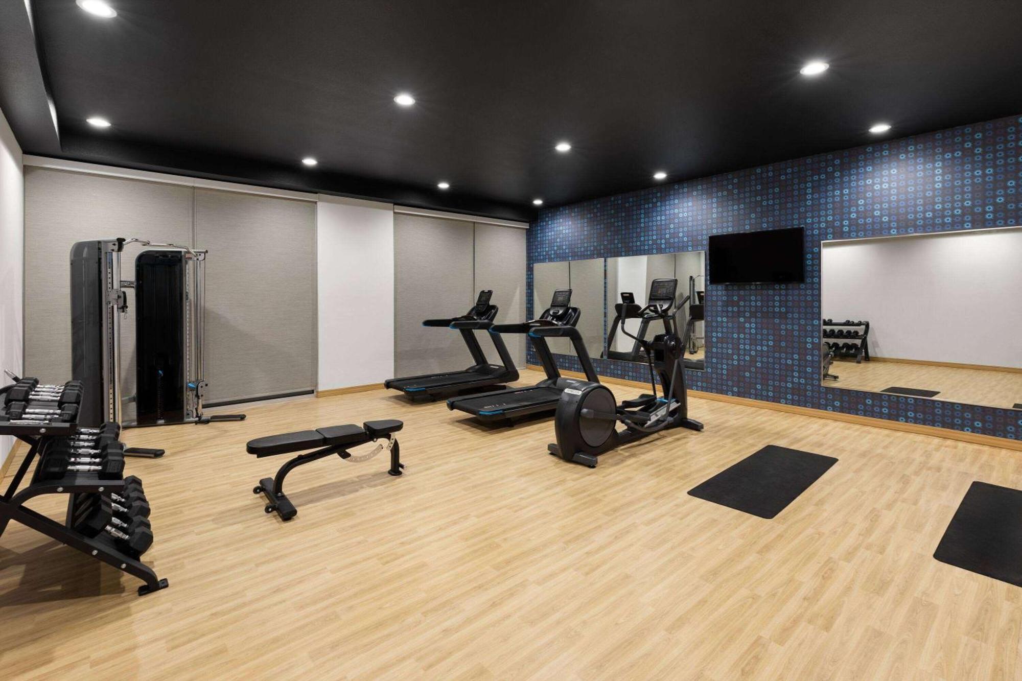 Hotel La Quinta & By Wyndham Parmer Tech Ridge