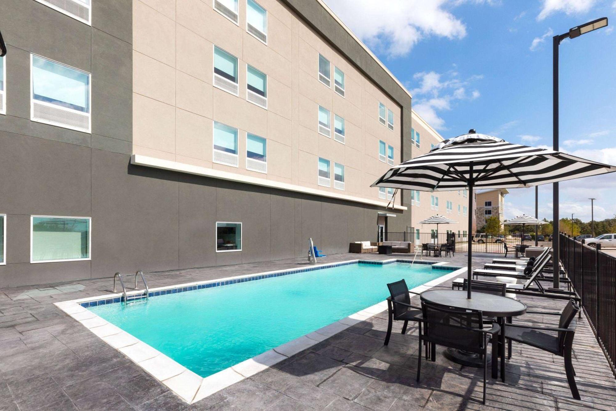 La Quinta & By Wyndham Parmer Tech Ridge Hotel *