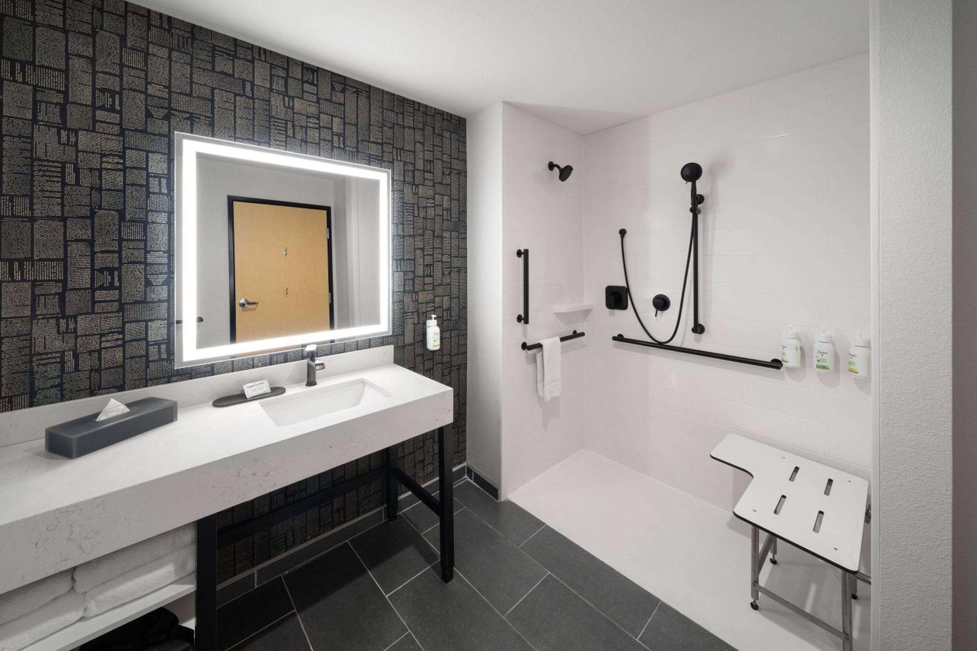 Hotel La Quinta & By Wyndham Parmer Tech Ridge *