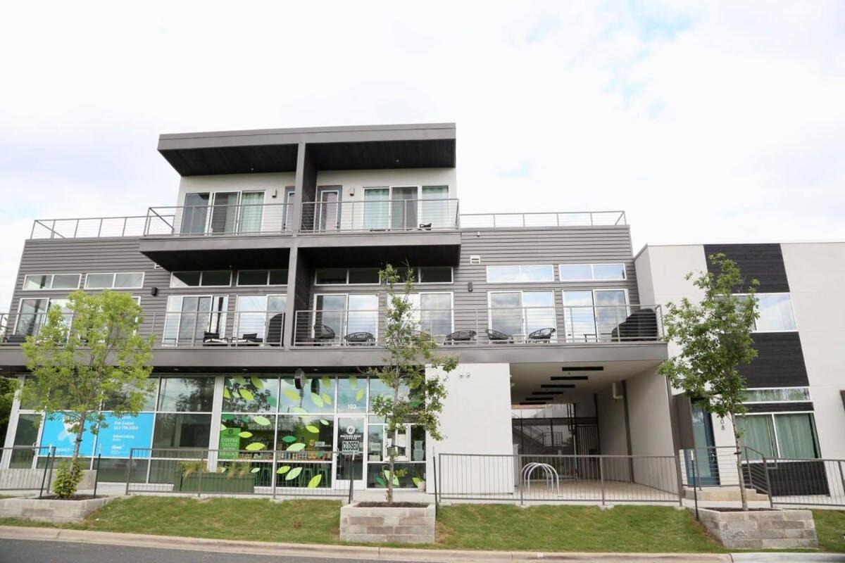 Downtown Luxury Condo: Urban Retreat With On-site Dining Austin