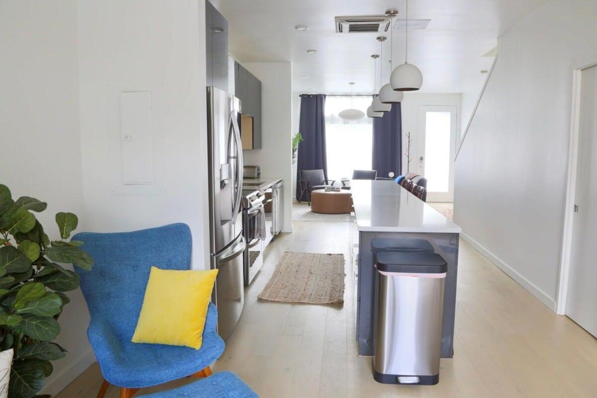 Downtown Luxury Condo: Urban Retreat With On-site Dining