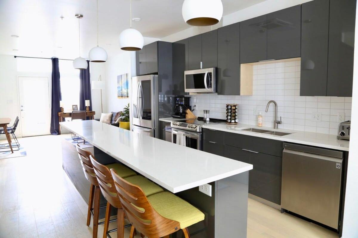 Downtown Luxury Condo: Urban Retreat With On-site Dining