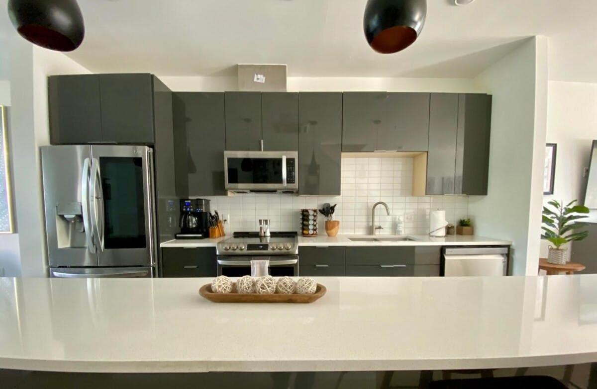 Downtown Luxury Condo: Urban Retreat With On-site Dining Apartment