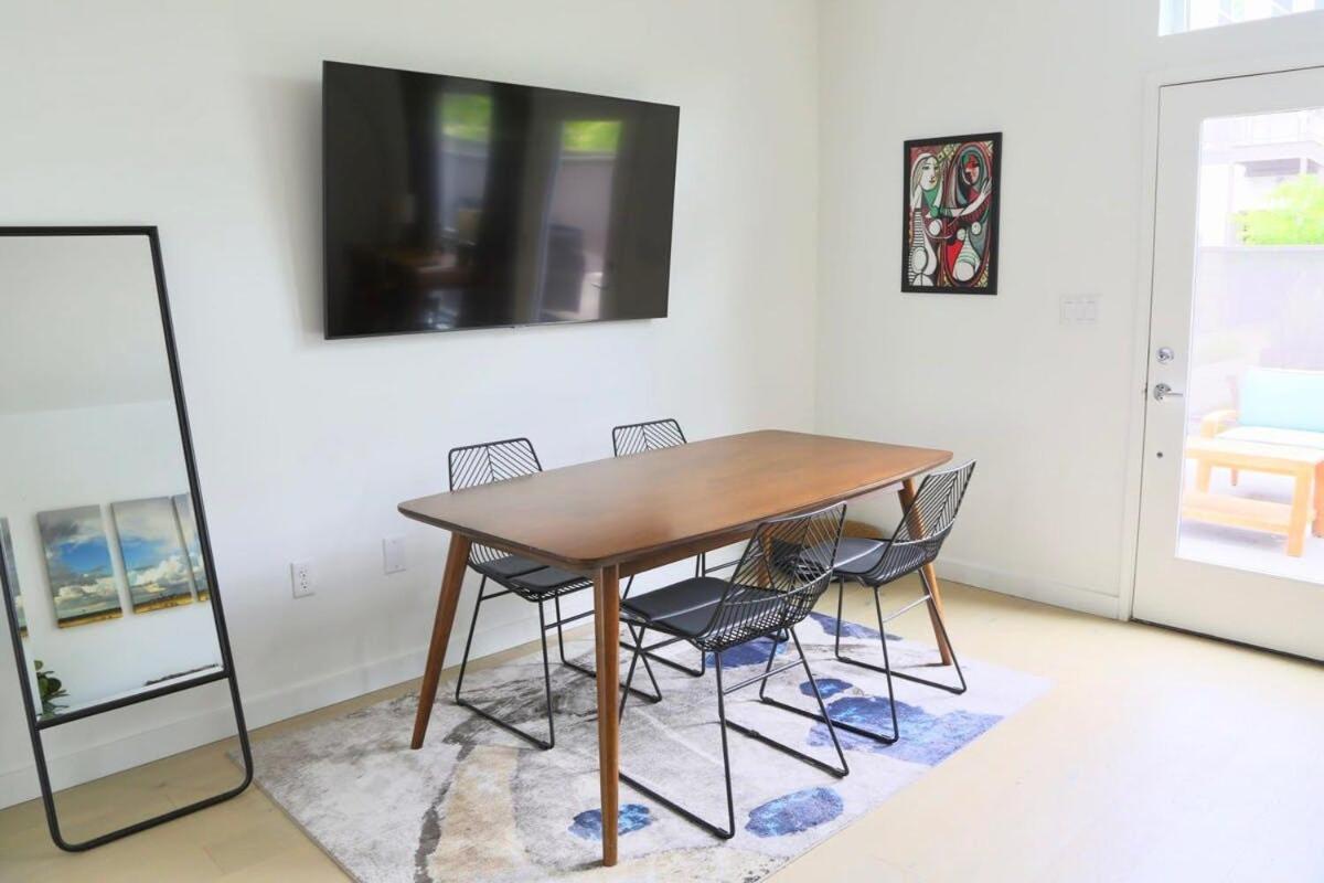 Downtown Luxury Condo: Urban Retreat With On-site Dining Apartment *