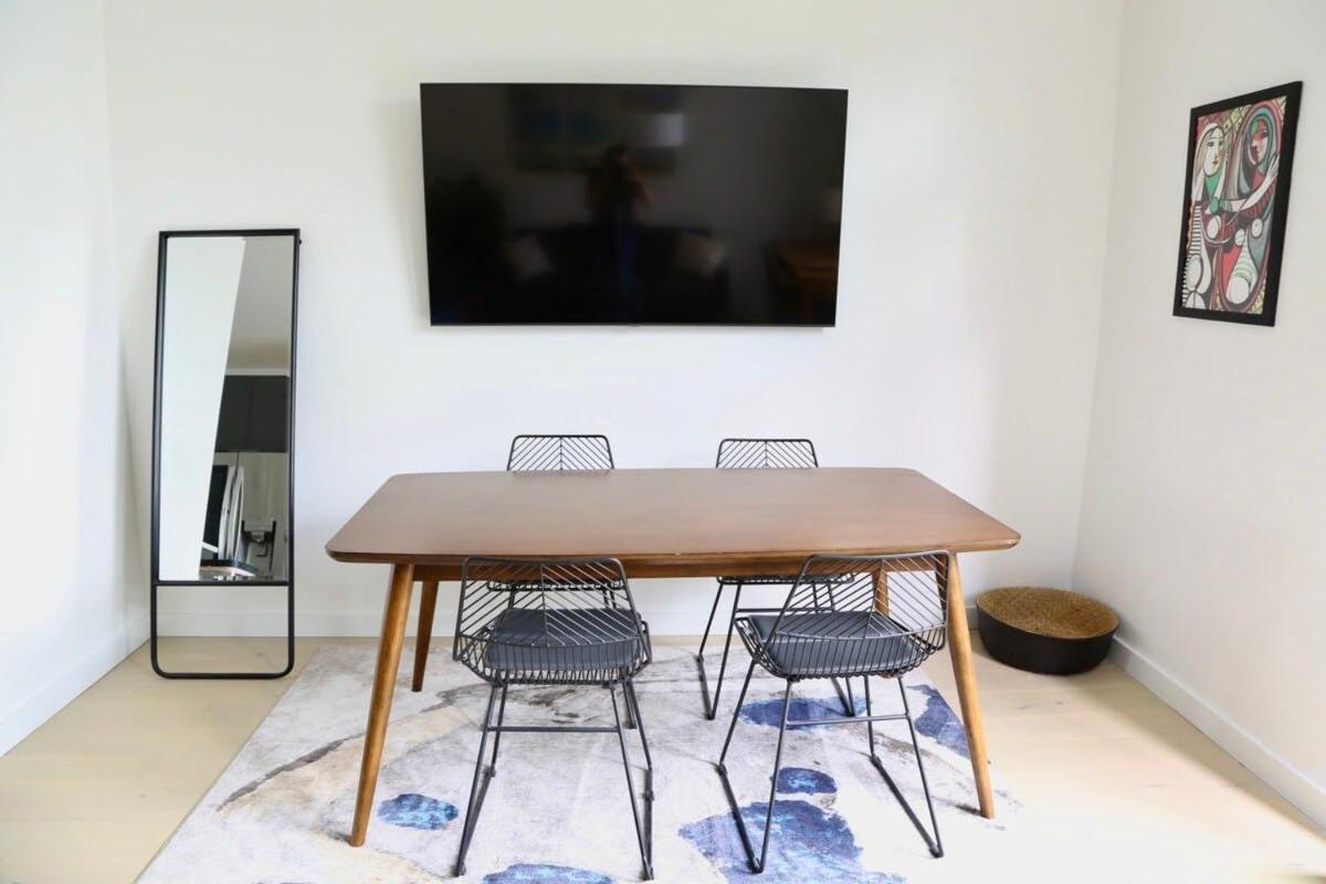 Apartment Downtown Luxury Condo: Urban Retreat With On-site Dining *