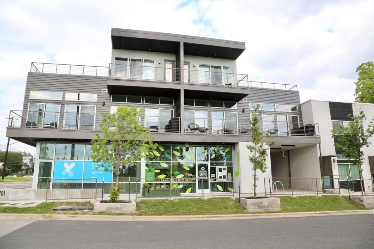 Downtown Luxury Condo: Urban Retreat With On-site Dining