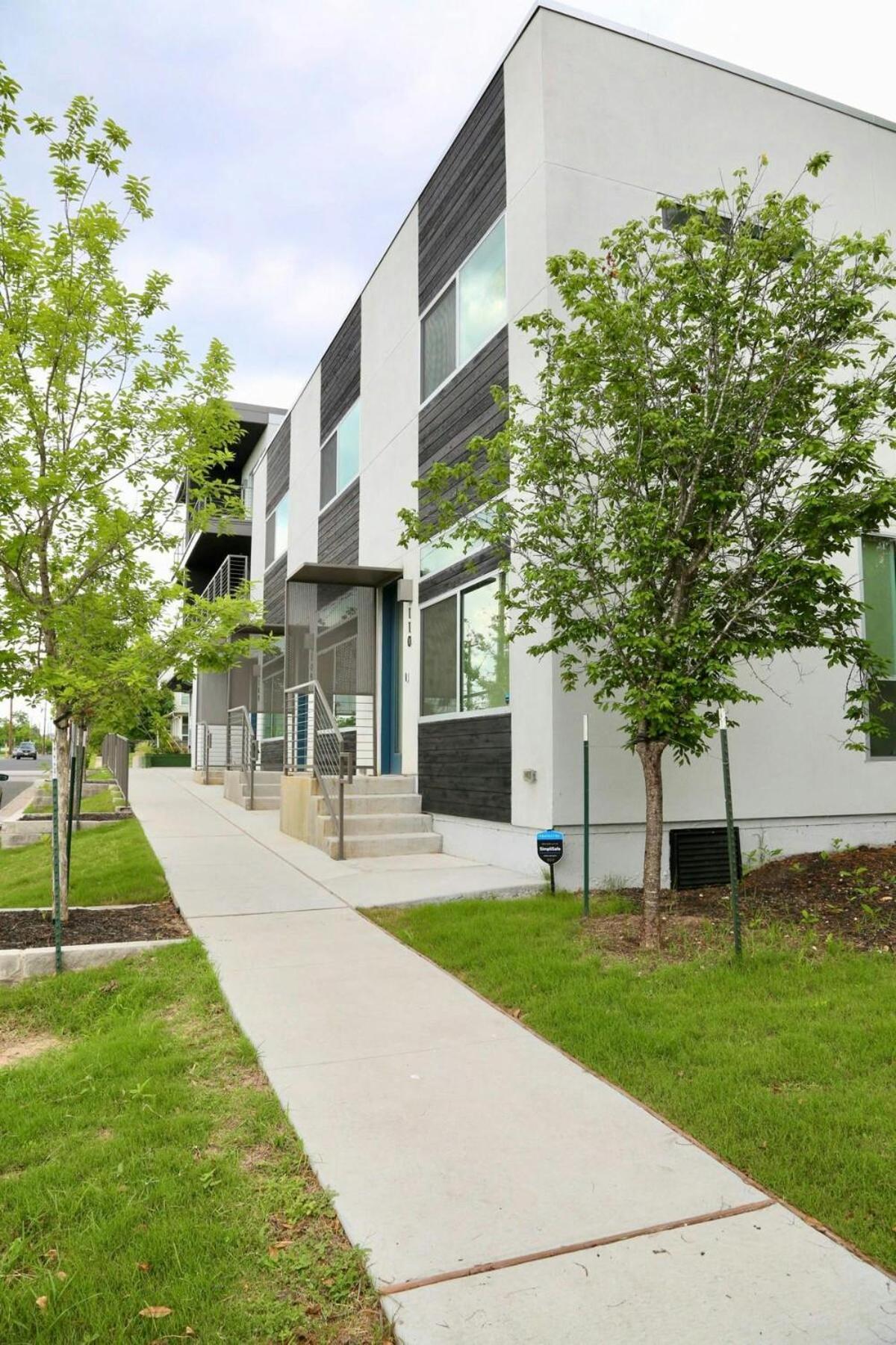 Downtown Luxury Condo: Urban Retreat With On-site Dining Apartment *