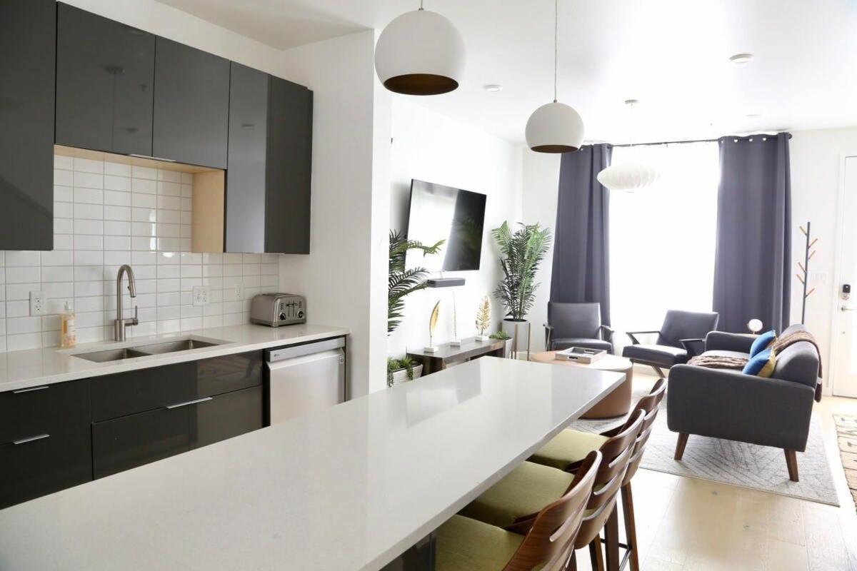 Downtown Luxury Condo: Urban Retreat With On-site Dining Apartment Austin