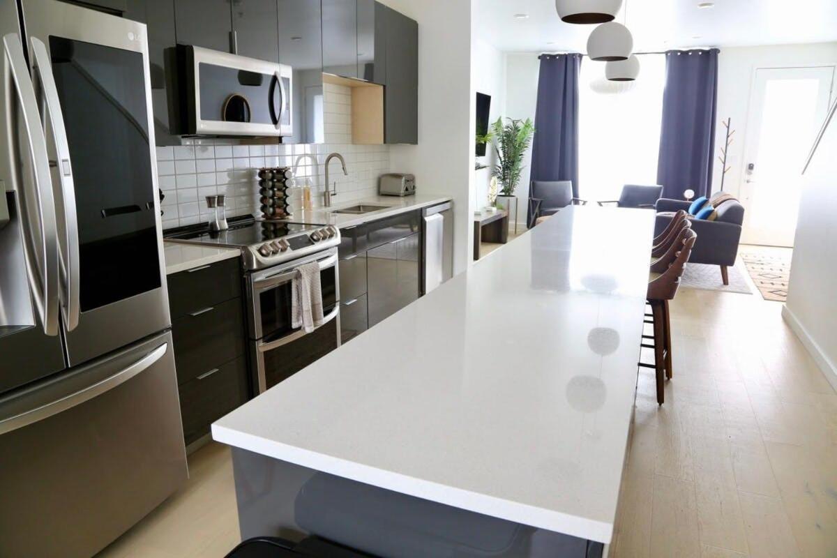Apartment Downtown Luxury Condo: Urban Retreat With On-site Dining