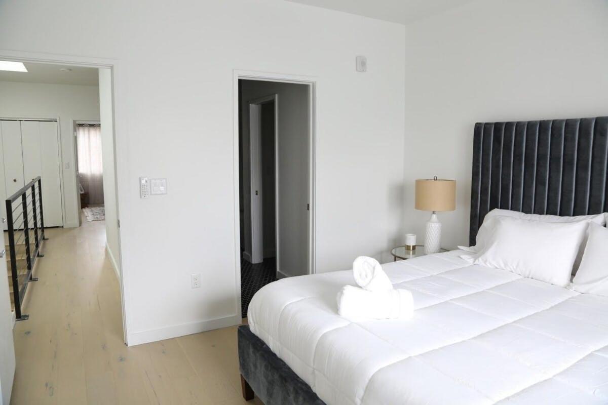 Downtown Luxury Condo: Urban Retreat With On-site Dining Apartment Austin
