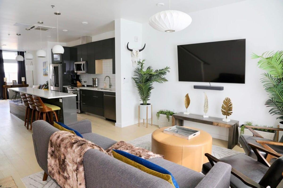 Downtown Luxury Condo: Urban Retreat With On-site Dining