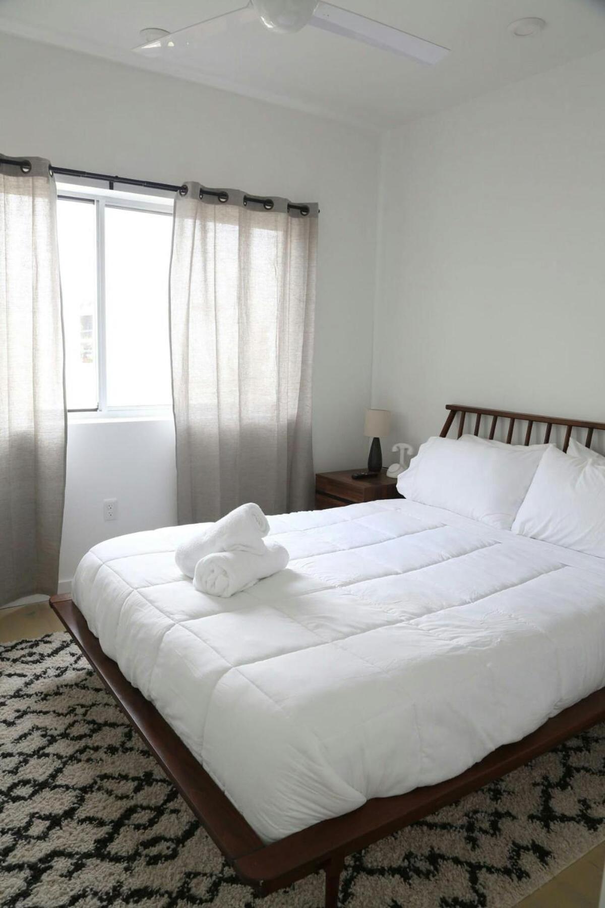 Apartment Downtown Luxury Condo: Urban Retreat With On-site Dining