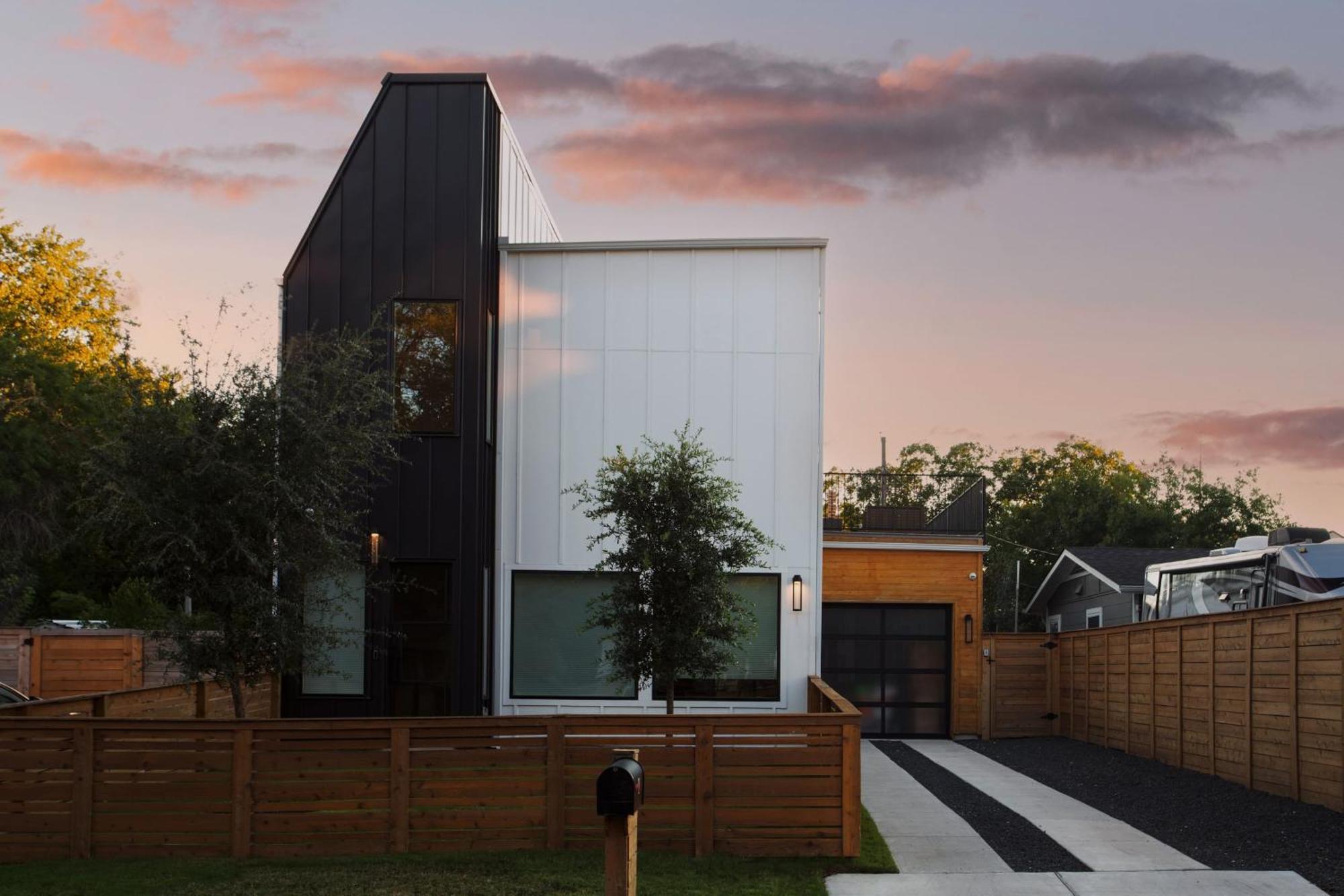 Melody By Avantstay Peloton Included Sleek Holiday home Austin