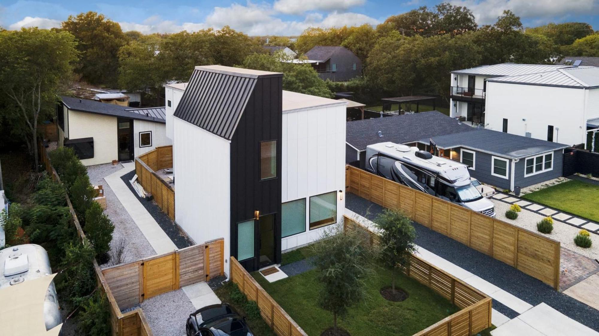 Melody By Avantstay Peloton Included Sleek Holiday home *
