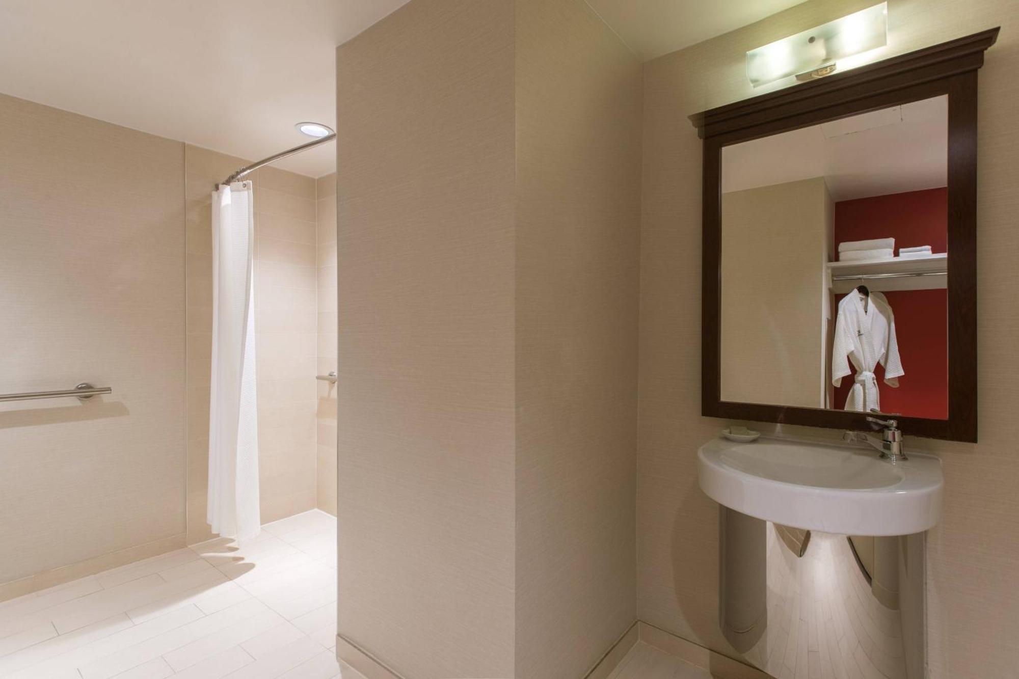 Renaissance Hotel 4*