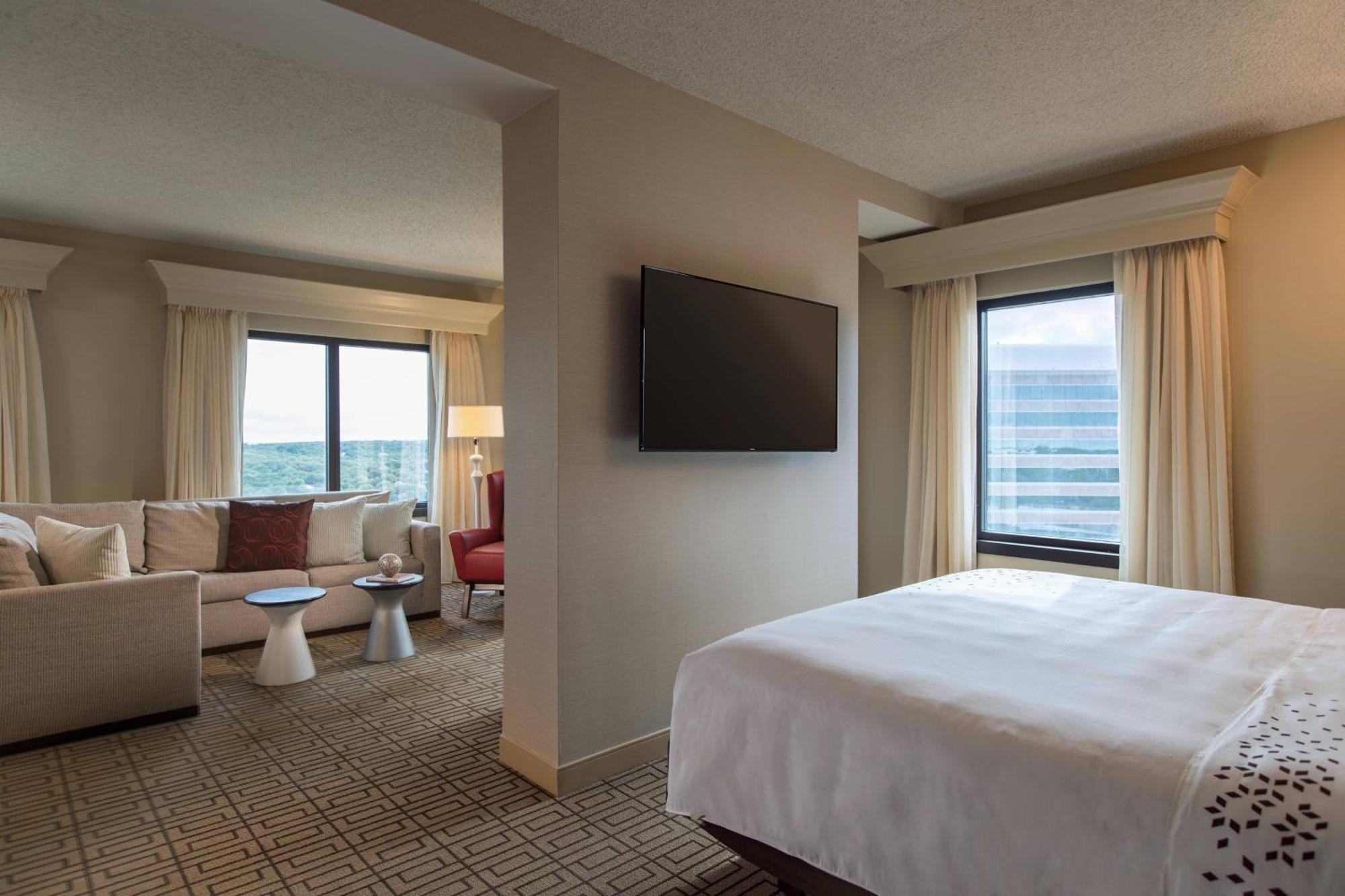 Renaissance Hotel 4*