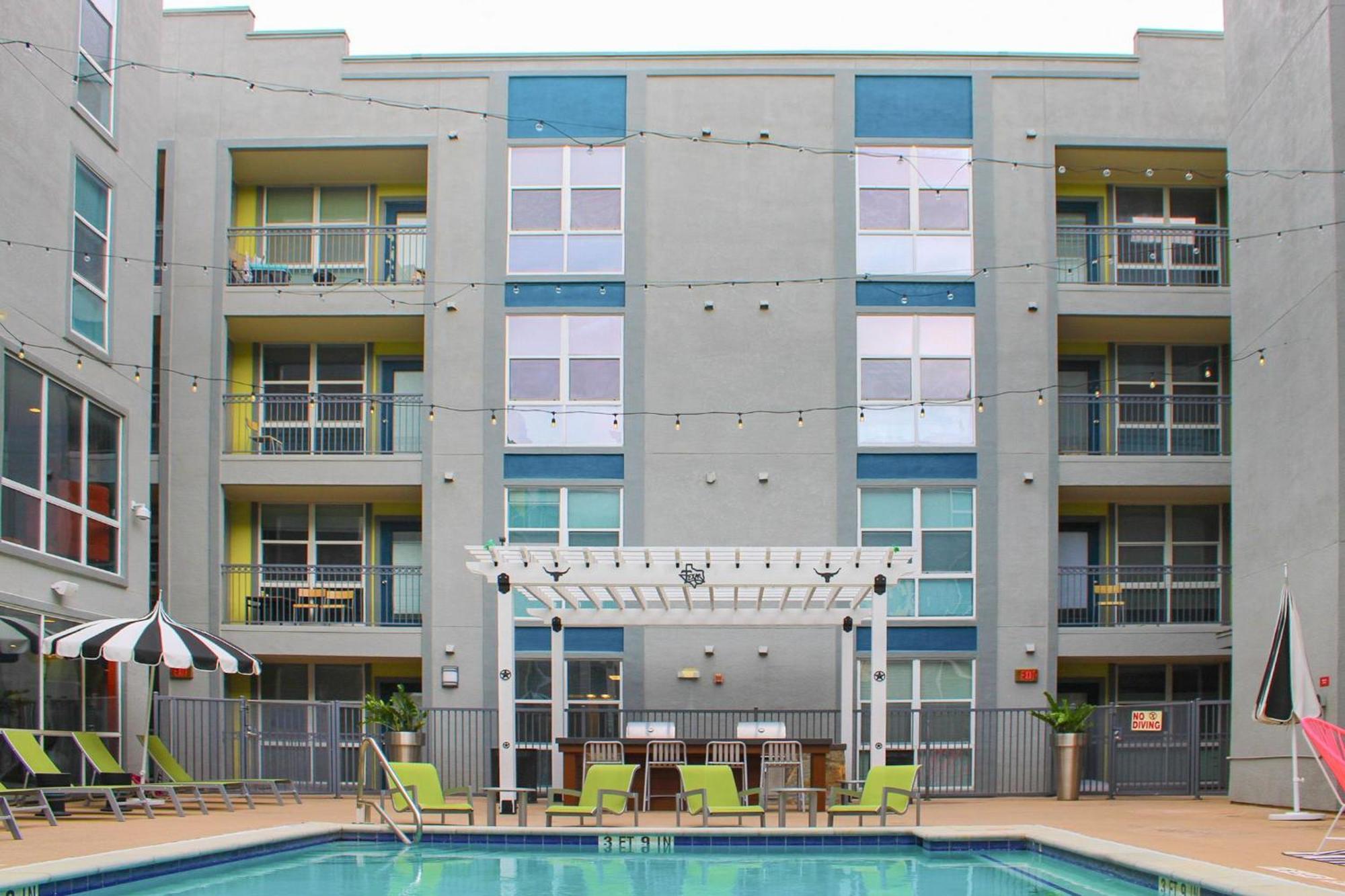 Apartment Upstay W Pool-bbq-gym-games - Walk To Uoft