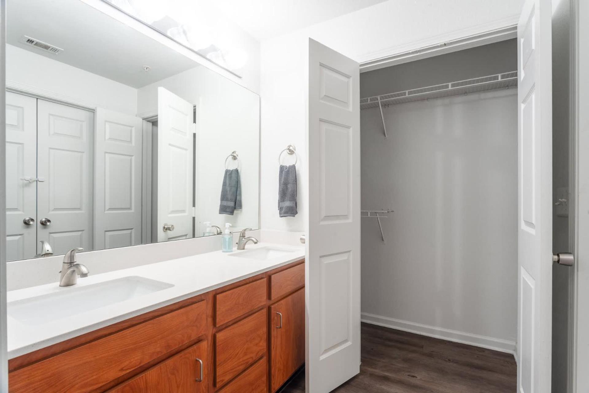 Apartment Upstay W Pool-bbq-gym-games - Walk To Uoft *