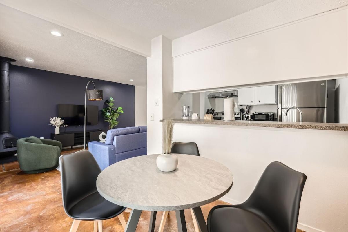 Apartment Your Comfy King Getaway - Sleeps 4 - Pool, Prkg Austin