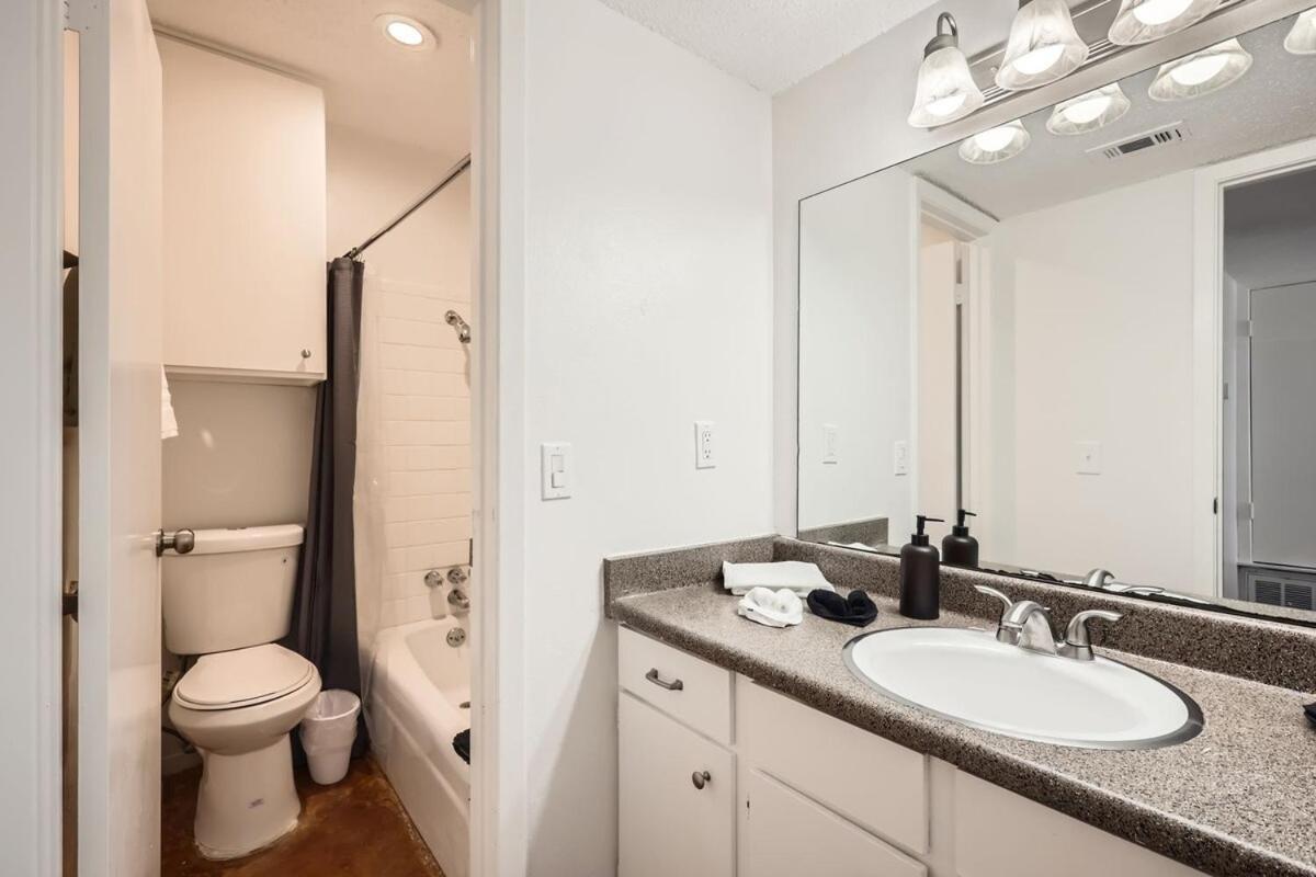 Your Comfy King Getaway - Sleeps 4 - Pool, Prkg * Austin