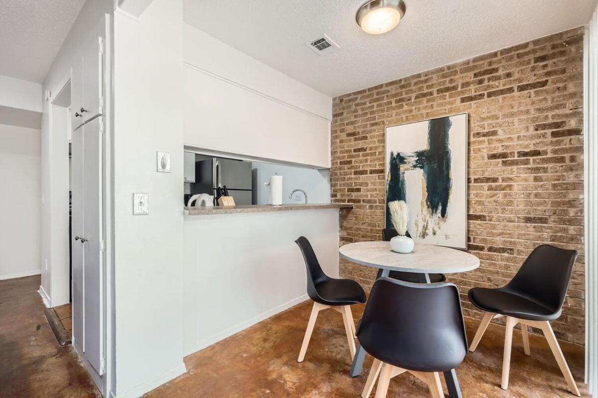 Your Comfy King Getaway - Sleeps 4 - Pool, Prkg Apartment
