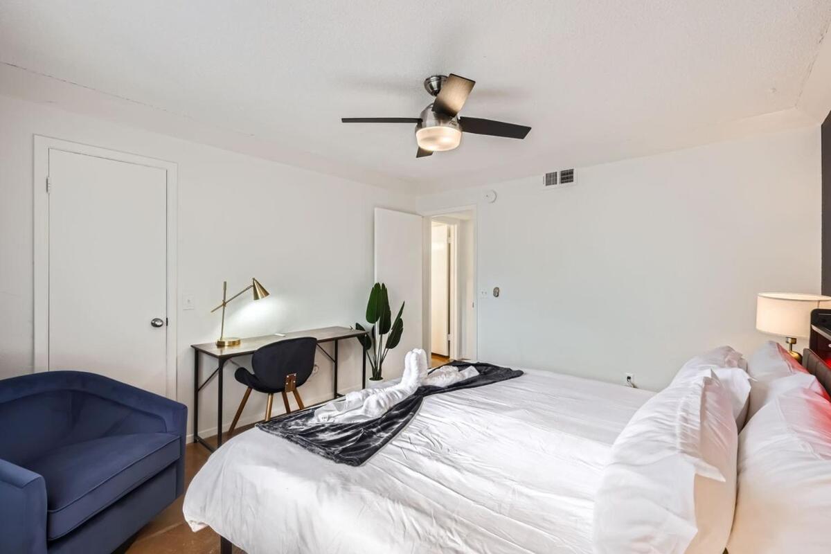 Your Comfy King Getaway - Sleeps 4 - Pool, Prkg Apartment *