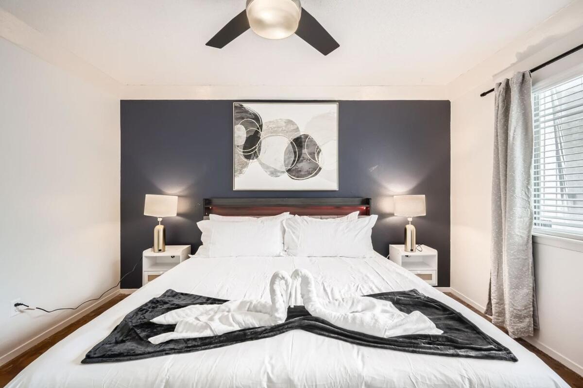 Apartment Your Comfy King Getaway - Sleeps 4 - Pool, Prkg Austin