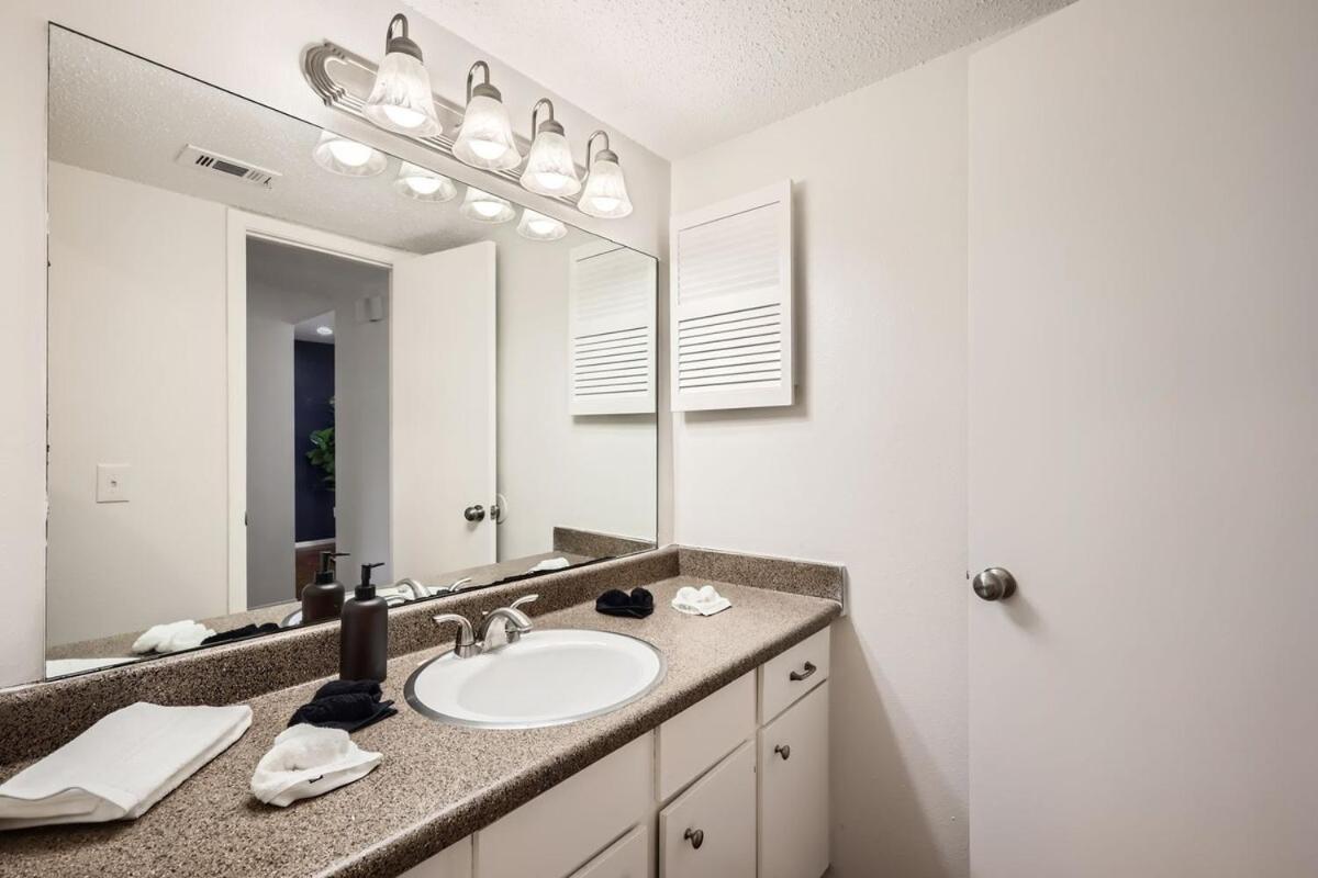 Your Comfy King Getaway - Sleeps 4 - Pool, Prkg * Austin