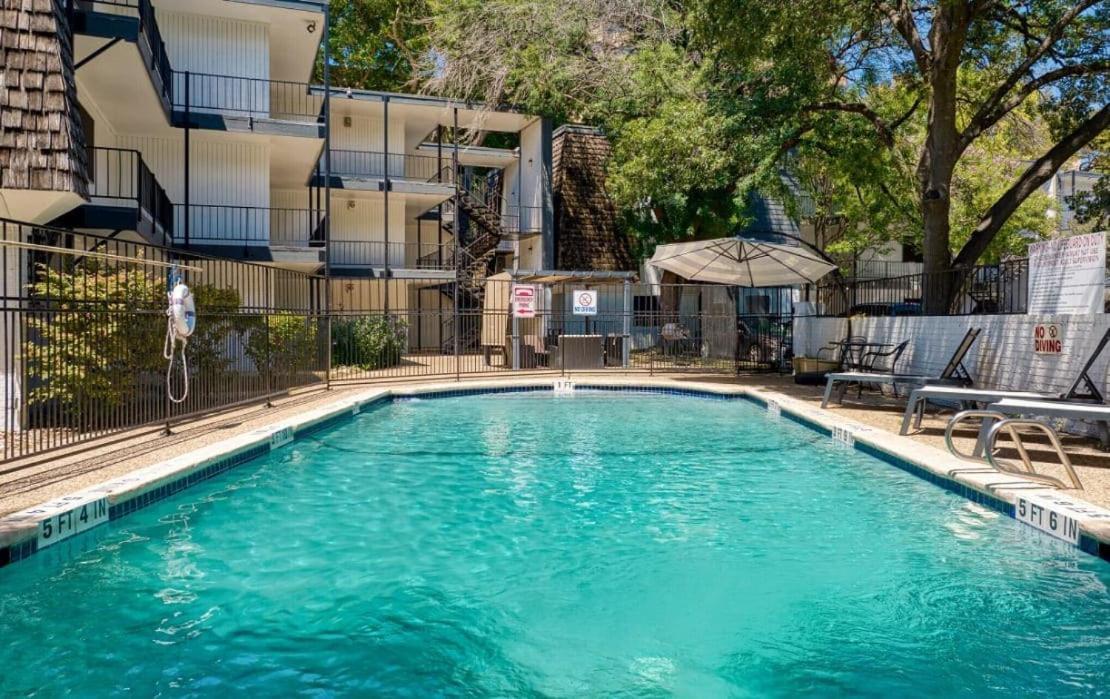 Apartment Your Comfy King Getaway - Sleeps 4 - Pool, Prkg