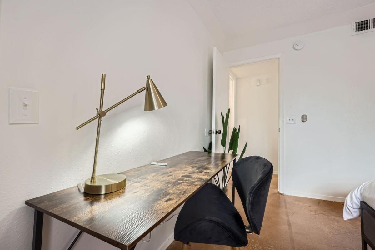 Your Comfy King Getaway - Sleeps 4 - Pool, Prkg Apartment *