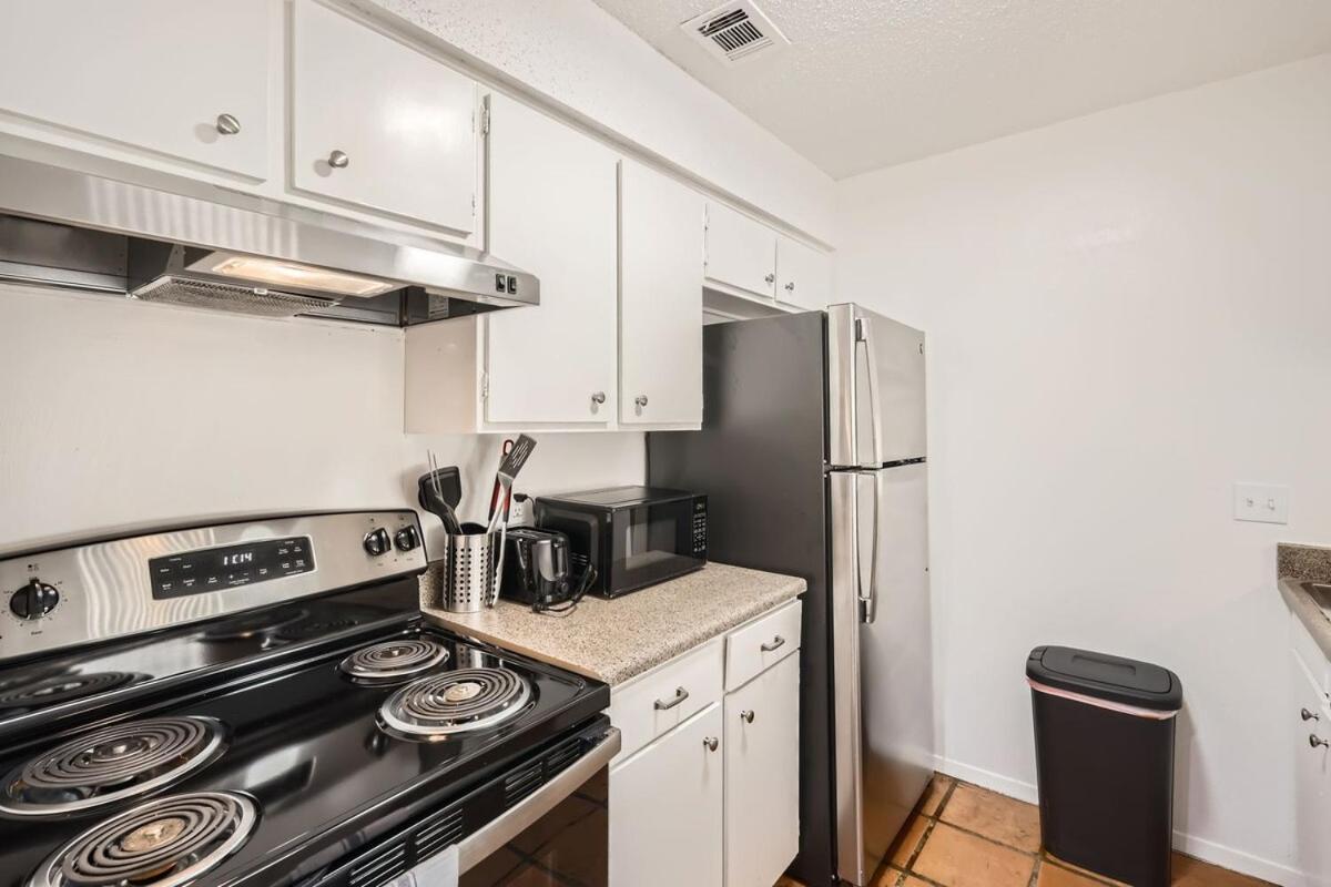 Apartment Your Comfy King Getaway - Sleeps 4 - Pool, Prkg *
