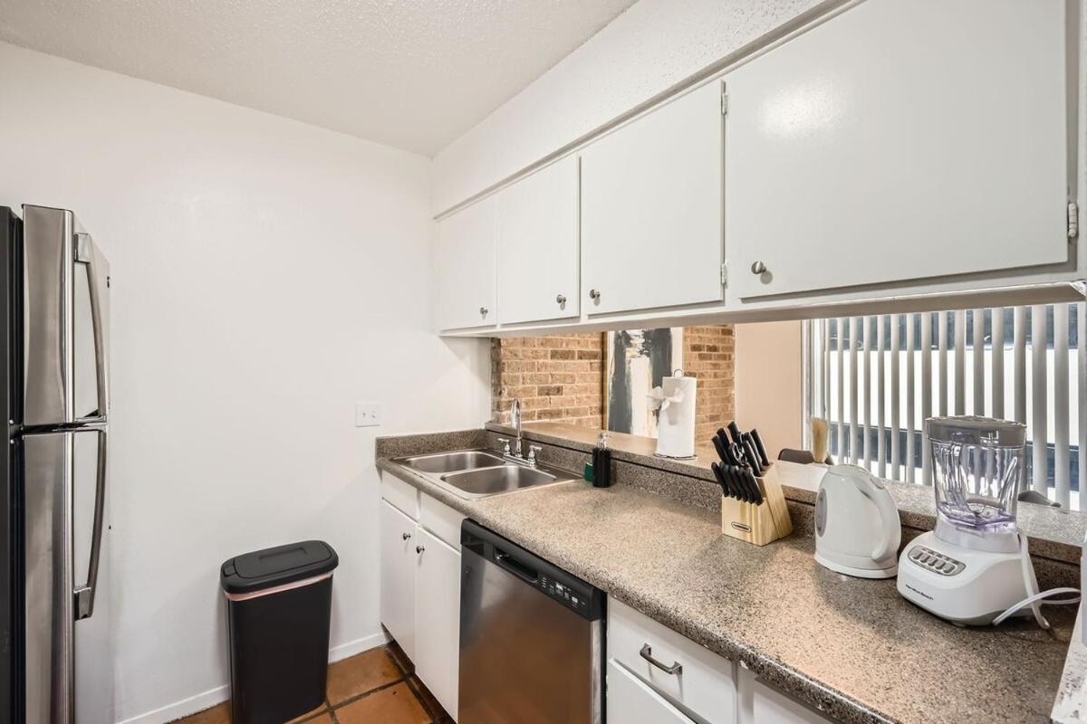 Your Comfy King Getaway - Sleeps 4 - Pool, Prkg Apartment Austin
