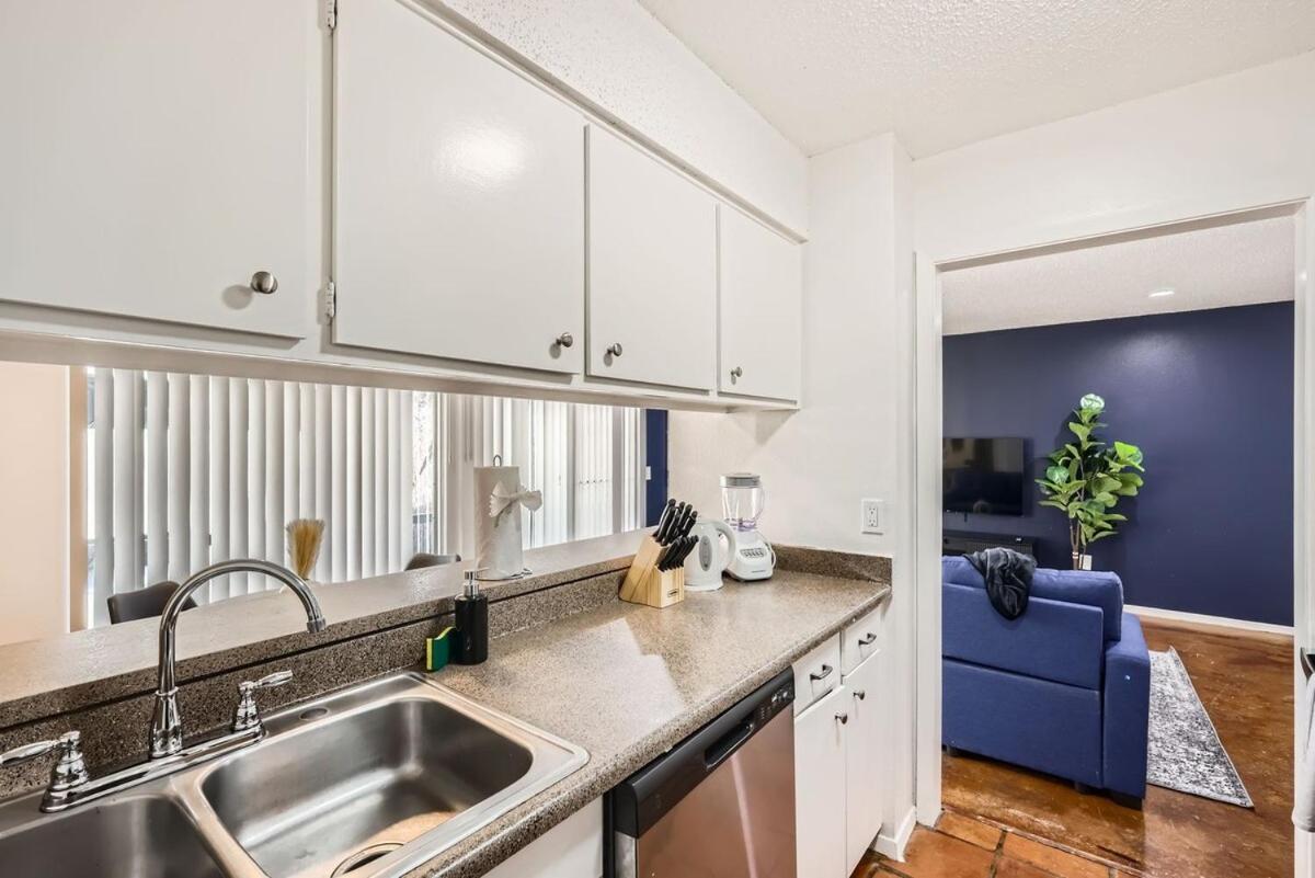 Apartment Your Comfy King Getaway - Sleeps 4 - Pool, Prkg Austin