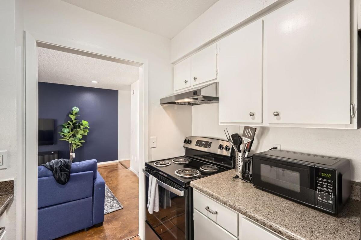 Your Comfy King Getaway - Sleeps 4 - Pool, Prkg Austin