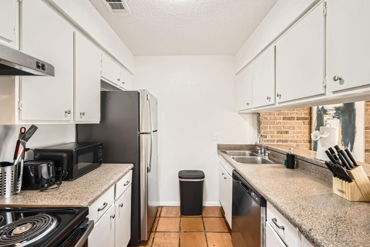 Your Comfy King Getaway - Sleeps 4 - Pool, Prkg Apartment *