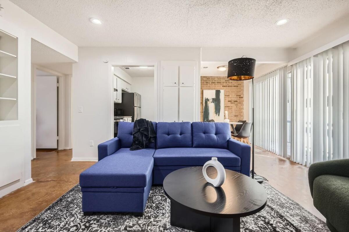 Apartment Your Comfy King Getaway - Sleeps 4 - Pool, Prkg *