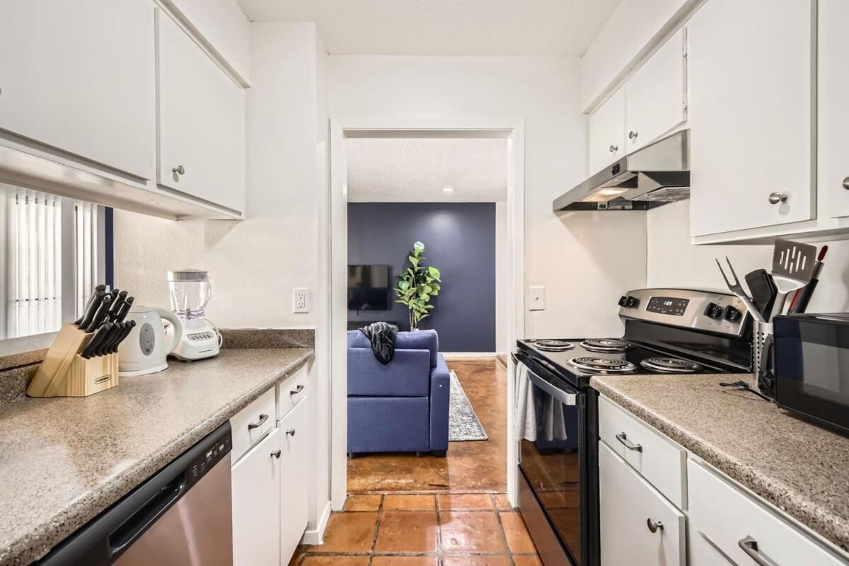 Your Comfy King Getaway - Sleeps 4 - Pool, Prkg Apartment Austin