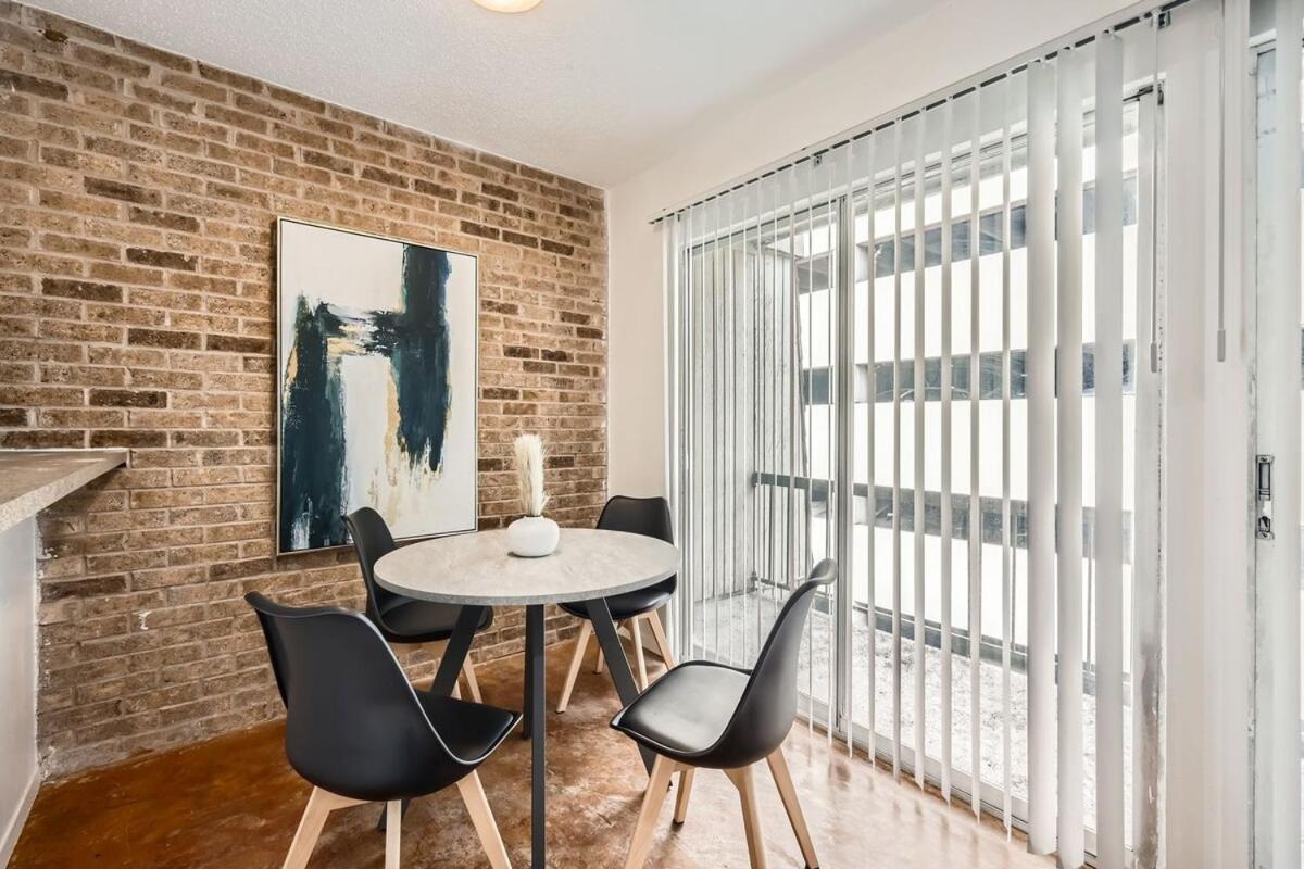 Your Comfy King Getaway - Sleeps 4 - Pool, Prkg Apartment