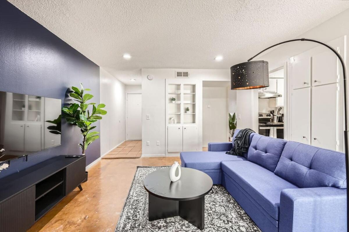 Apartment Your Comfy King Getaway - Sleeps 4 - Pool, Prkg *