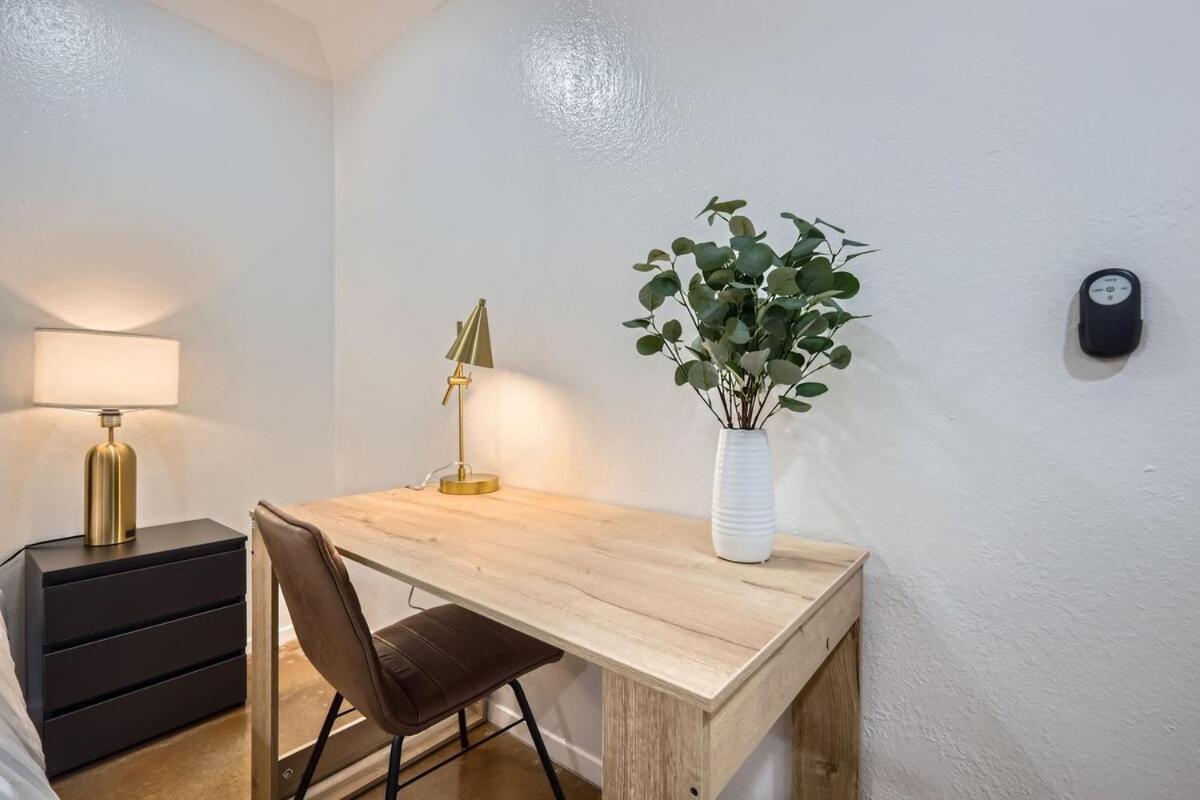 Your Airy King Getaway - Sleeps 4 - Pool, Prkg Apartment Austin