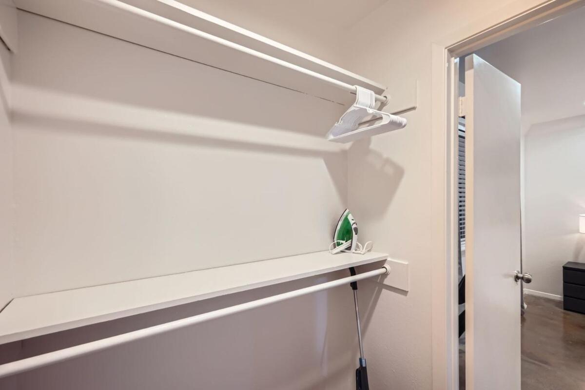 Your Airy King Getaway - Sleeps 4 - Pool, Prkg Apartment *