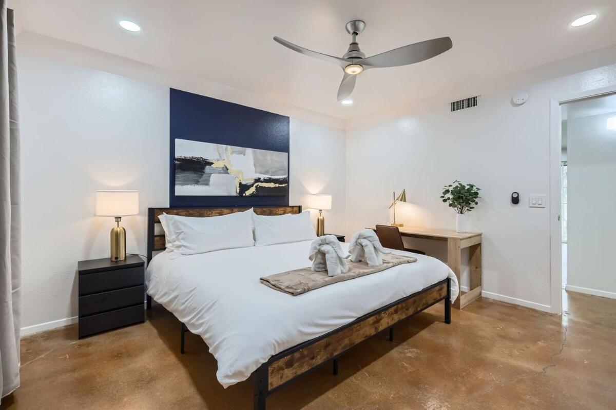 Apartment Your Airy King Getaway - Sleeps 4 - Pool, Prkg Austin