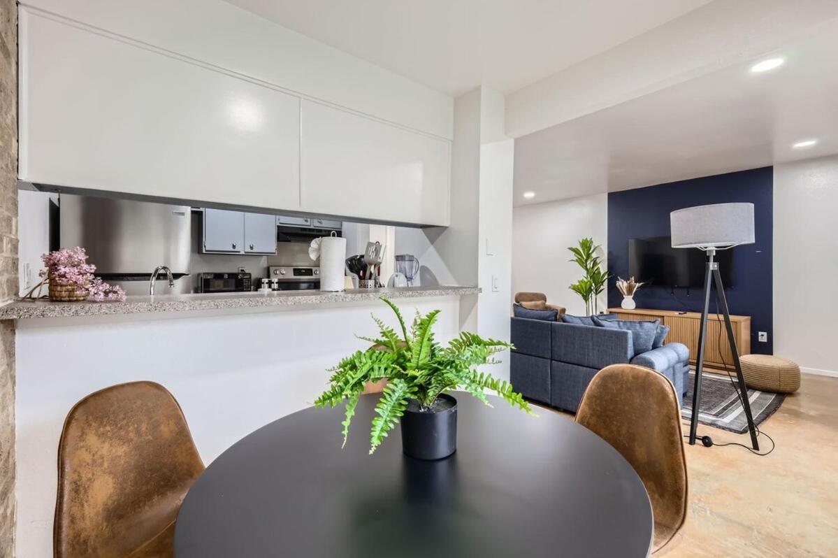 Your Airy King Getaway - Sleeps 4 - Pool, Prkg Austin