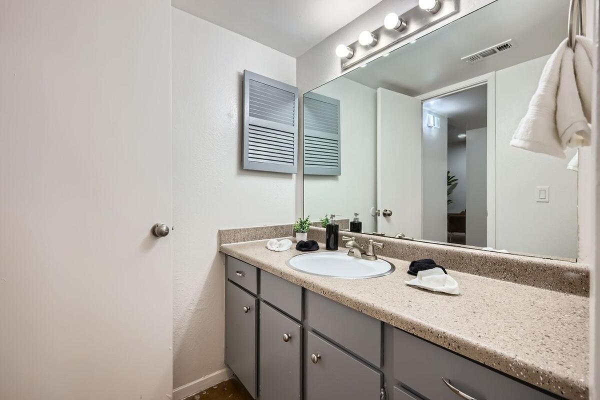 Apartment Your Airy King Getaway - Sleeps 4 - Pool, Prkg
