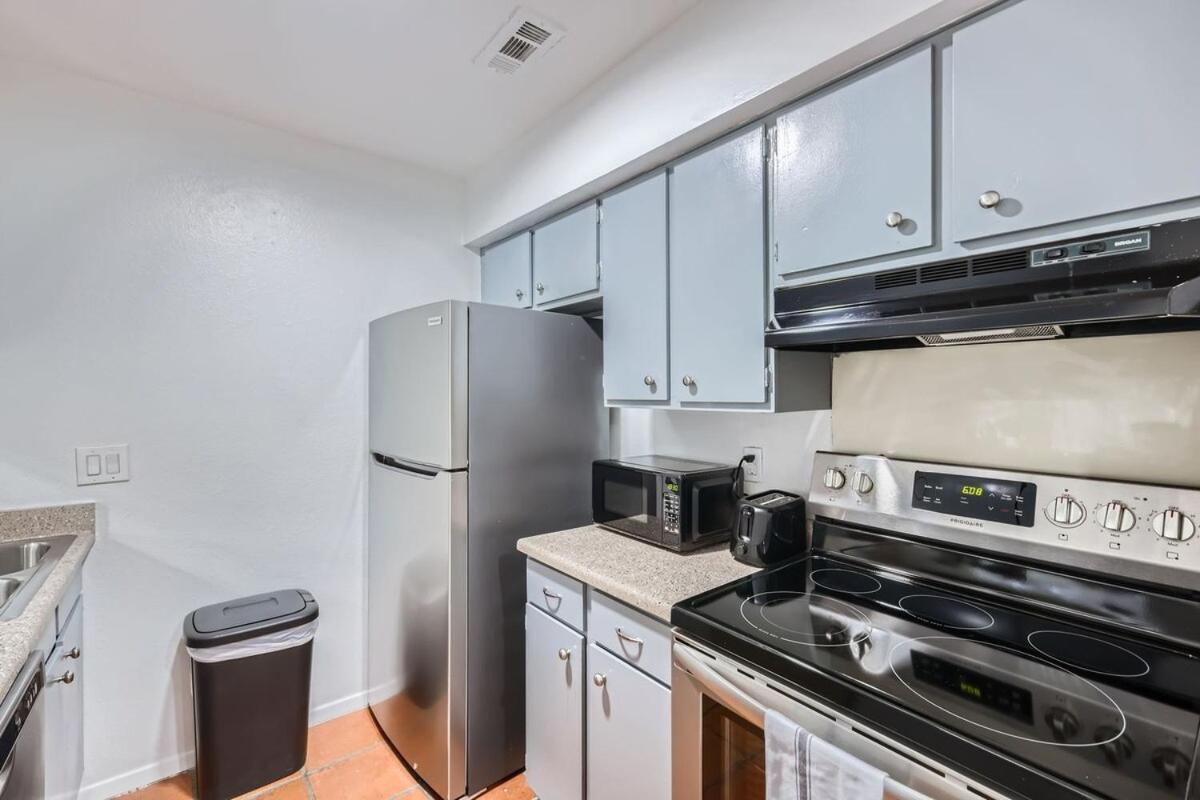 Your Airy King Getaway - Sleeps 4 - Pool, Prkg Apartment *