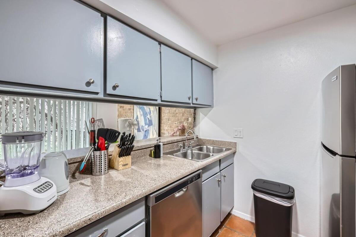 Apartment Your Airy King Getaway - Sleeps 4 - Pool, Prkg *